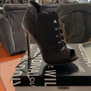 Brand new heels never used and black, brown